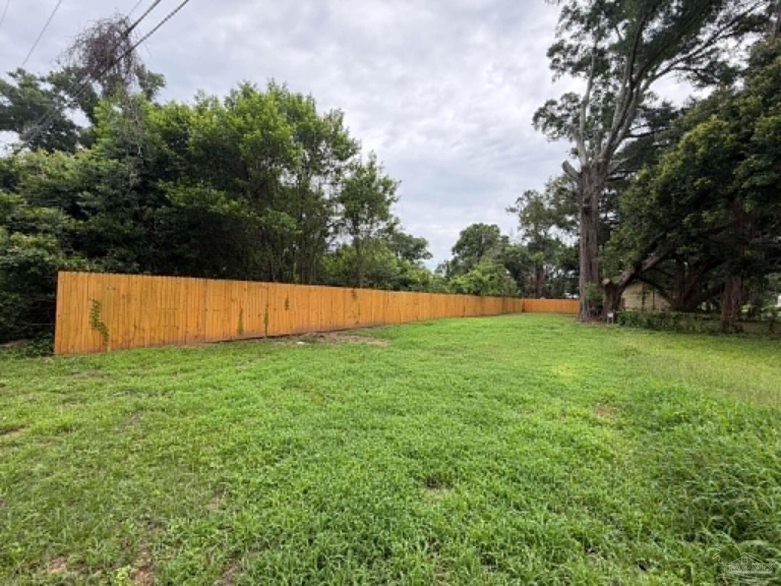 Property Photo: 1804 W Lakeview Ave FL 32501