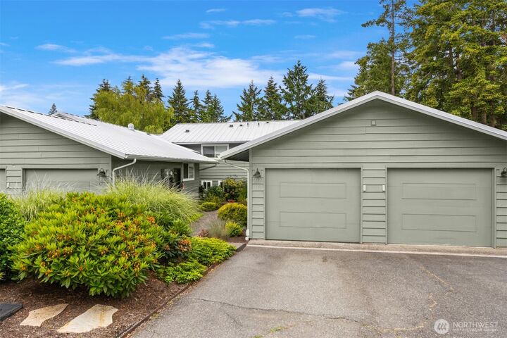 Property Photo:  1011  Blue Heron Avenue NE  WA 98110 