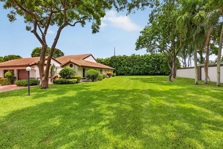 Property Photo: 6082 Waldwick Circle FL 33484