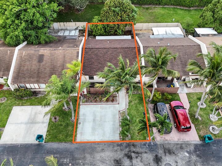 Property Photo:  23 Chelsea Lane  FL 33426 