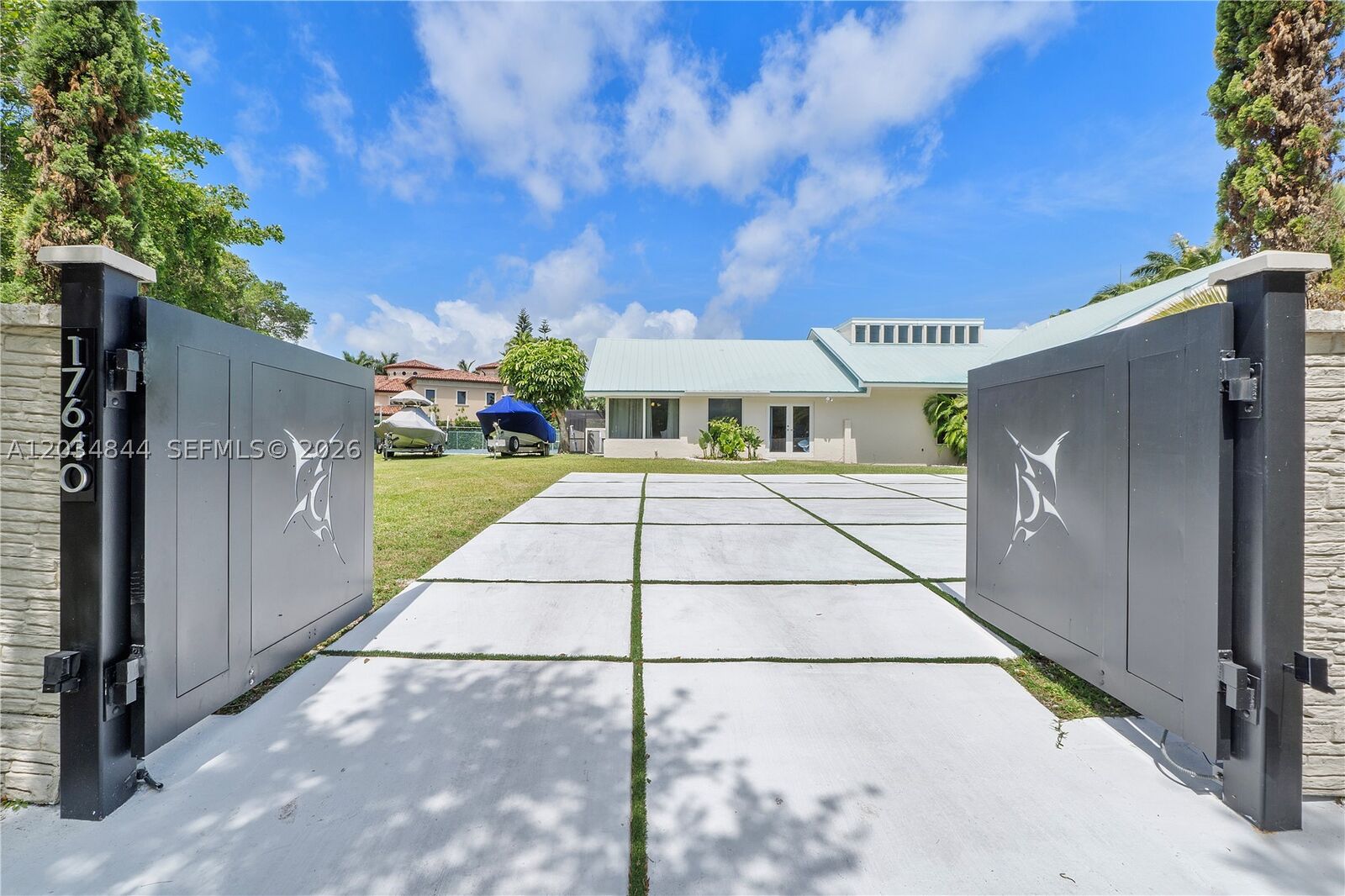 Property Photo: 17640 Old Cutler Rd FL 33157