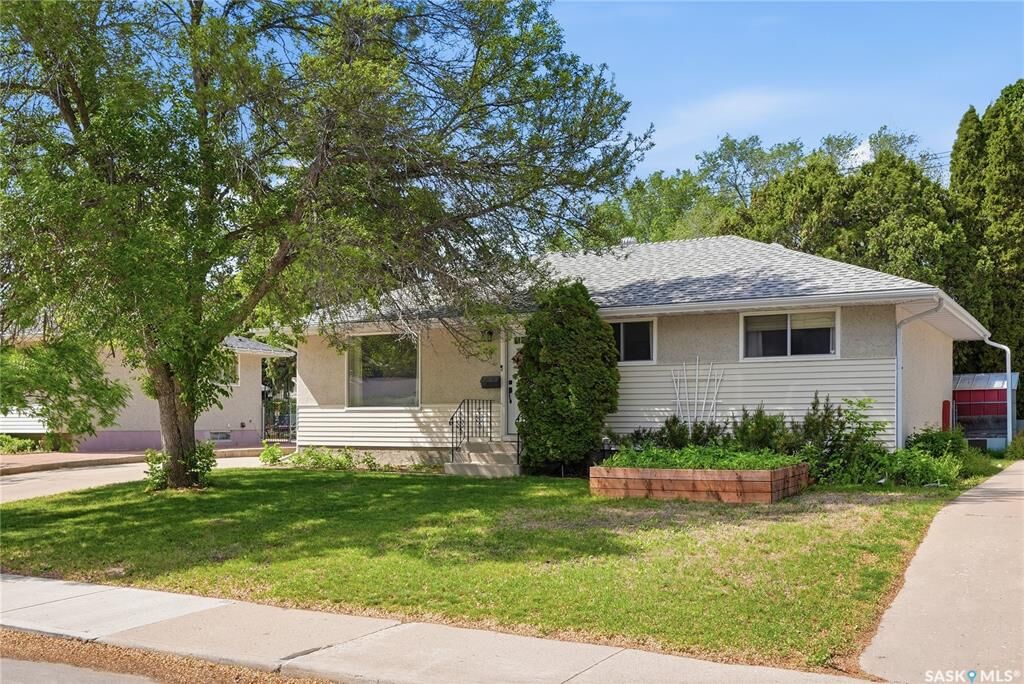 Property Photo:  25 Murphy Crescent  SK S7J 2T5 