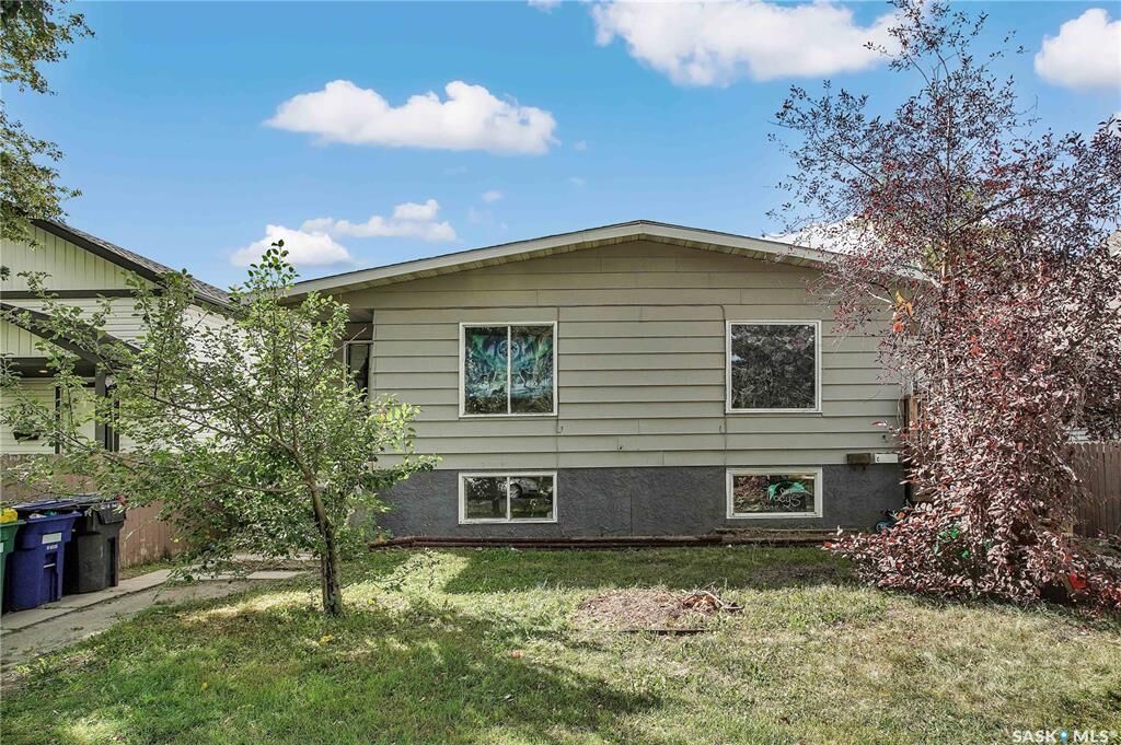 Property Photo: 327 S Avenue S SK S7M 3A1