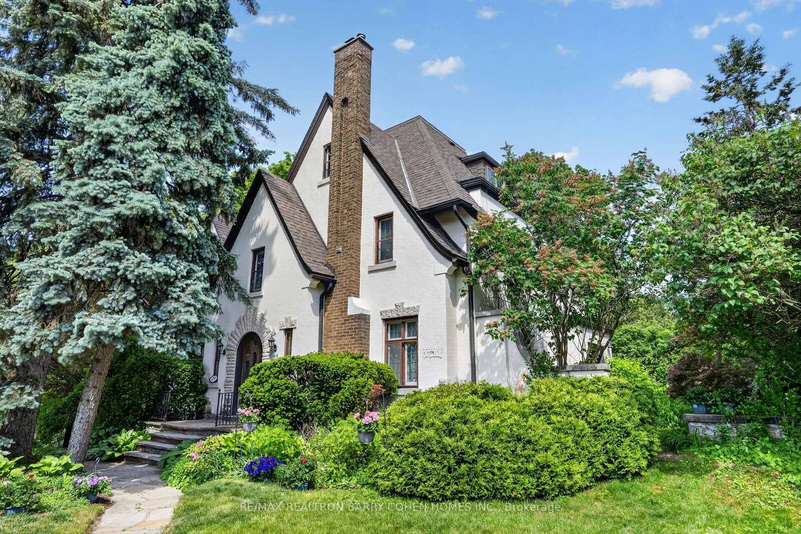 Property Photo: 29 Strathgowan Crescent ON M4N 2Z6