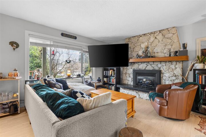 Property Photo: 661 Marlisa Pl BC V9B 4Y8