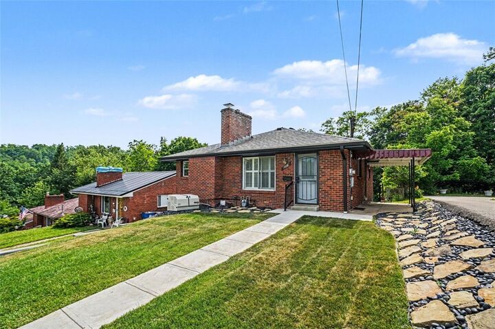 Property Photo: 116 Dogwood Dr PA 15235