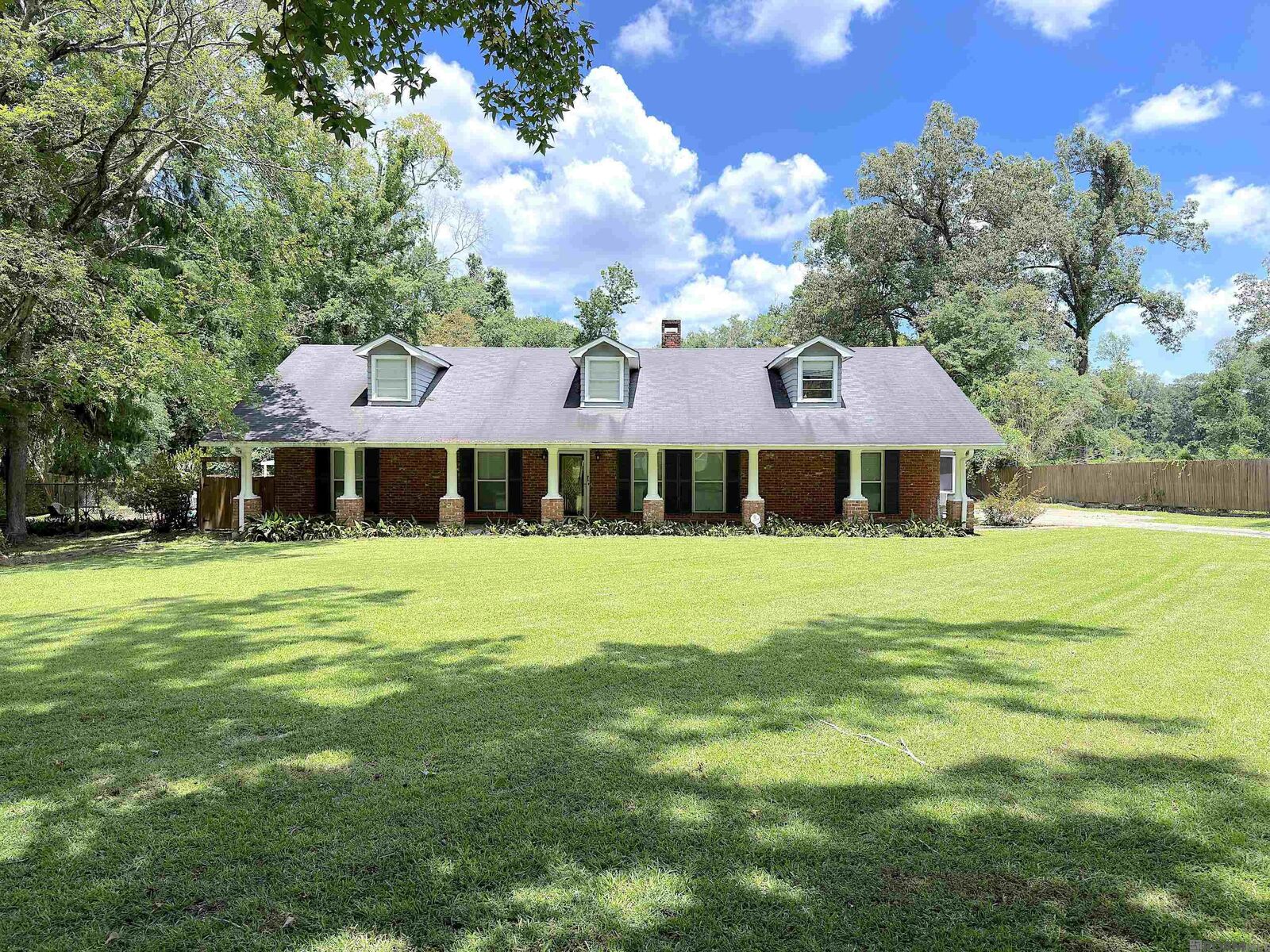Property Photo: 12050 Foster Rd LA 70811