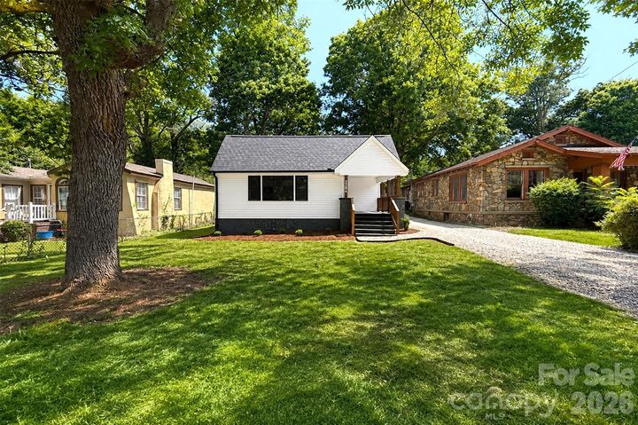 Property Photo:  2204 Rozzelles Ferry Road  NC 28208 