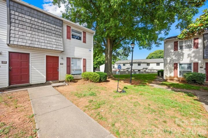 Property Photo: 7915 Oak Meadow Court NC 28210
