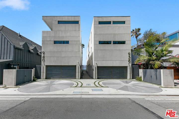 Property Photo:  938 - 940 Palisades Beach Rd  CA 90403 
