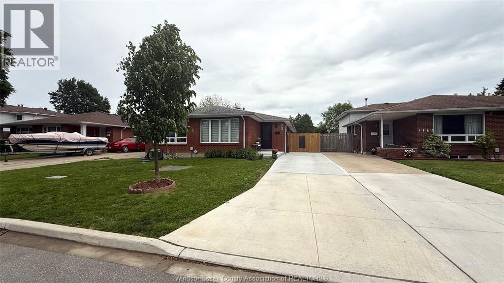 Property Photo:  9793 Lynngrove Crescent  ON N8R 1B8 