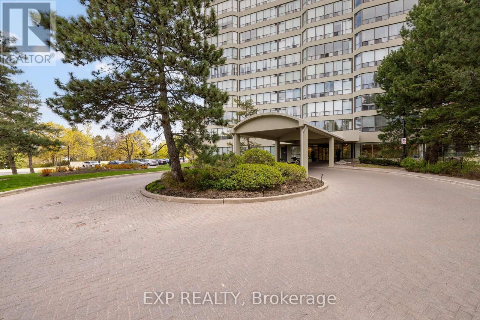 Property Photo:  22 Hanover Road 1710  ON L6S 5K7 