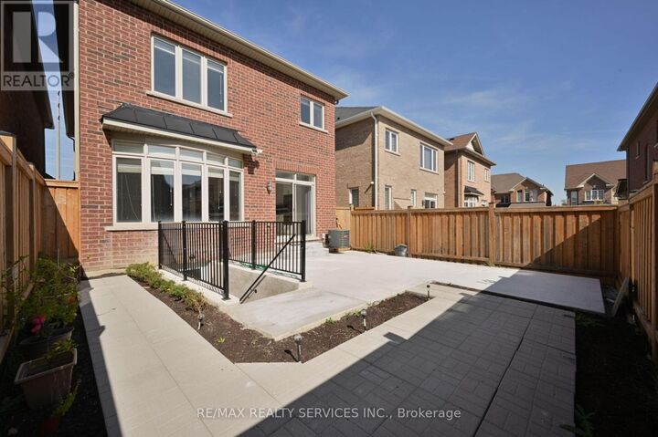 Property Photo:  21 Exhibition Crescent  ON L7A 4B9 
