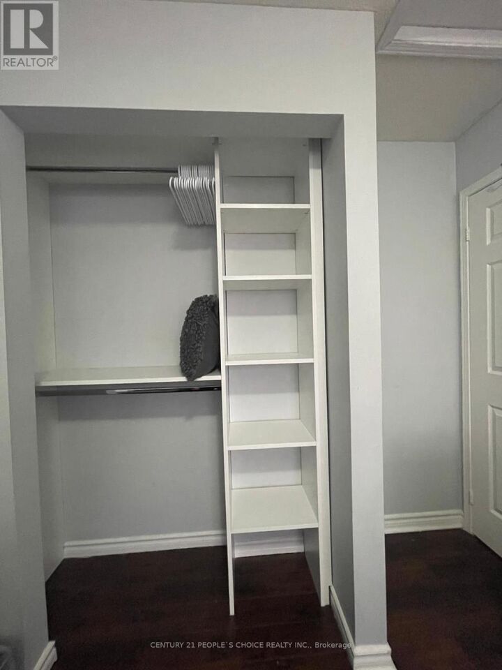Property Photo:  54 Carrie Crescent Room  ON L6Y 4Z1 