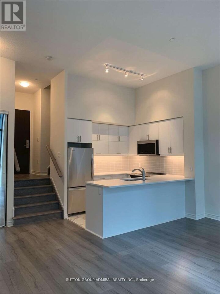 Property Photo:  39 Annie Craig Drive Th02  ON M8V 0C5 