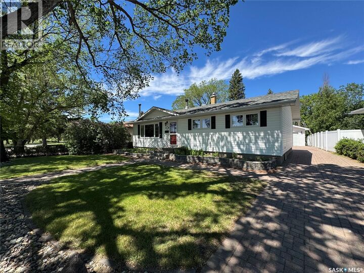 Property Photo:  712 Douglas Park Crescent E  SK S4N 2S2 
