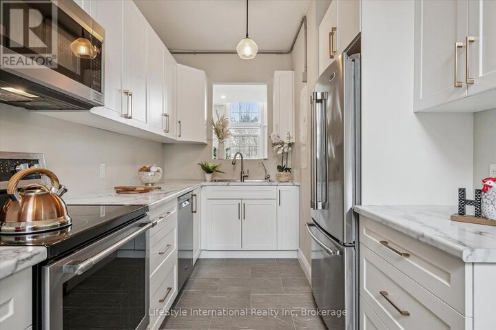 Property Photo:  196 Arthur Street North 6  ON N1E 4V8 