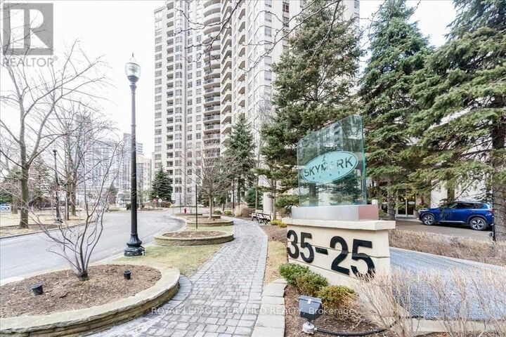Property Photo: 35 Kingsbridge Garden Circle 1208 ON L5R 3Z5