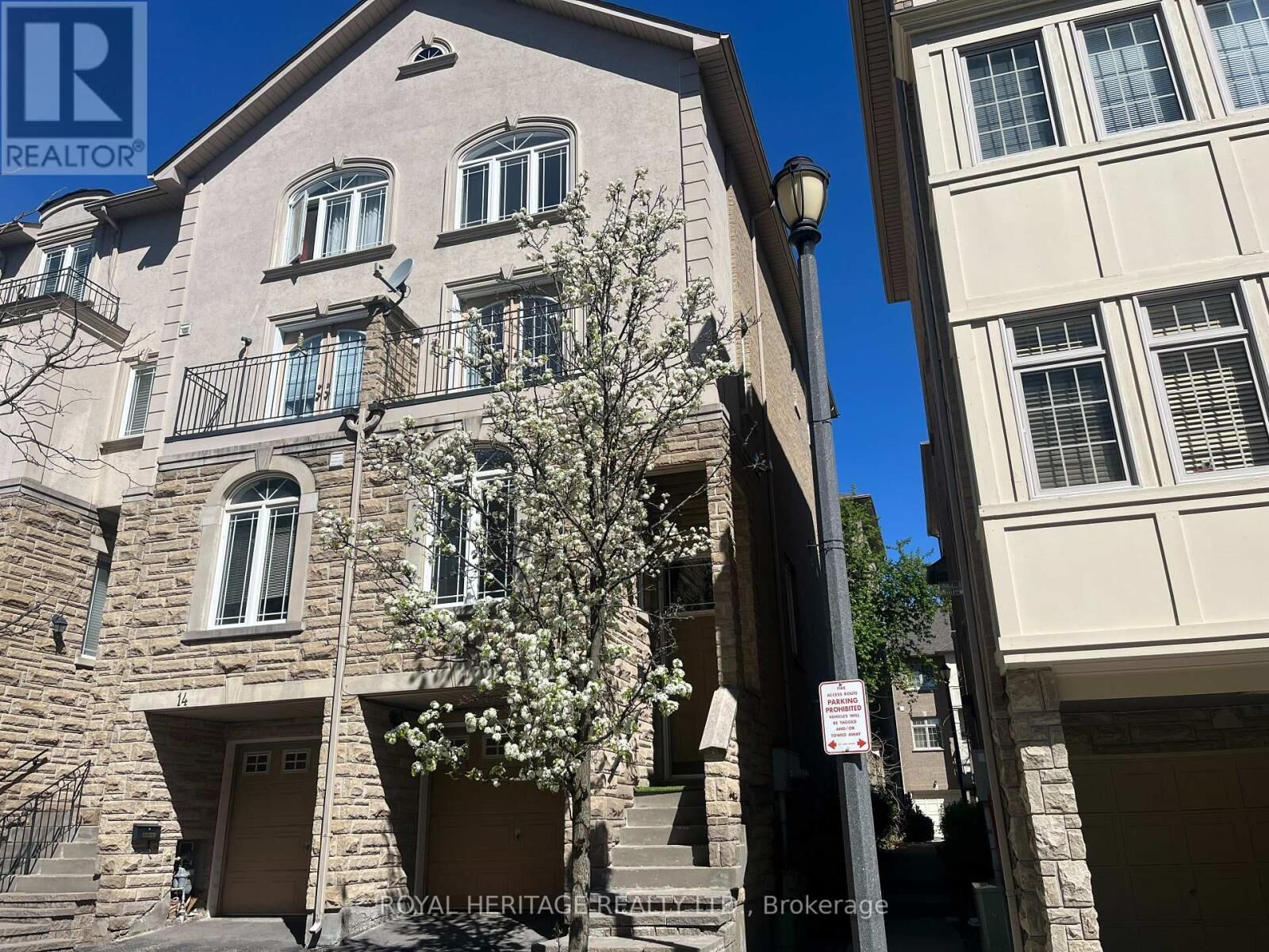 Property Photo:  16 William Poole Way 16  ON M2N 7A7 
