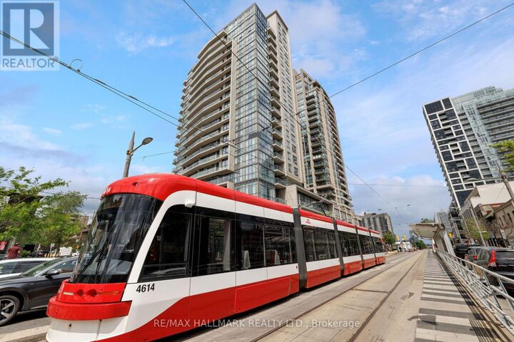 Property Photo:  530 St Clair Avenue West 1401  ON M6C 0A2 