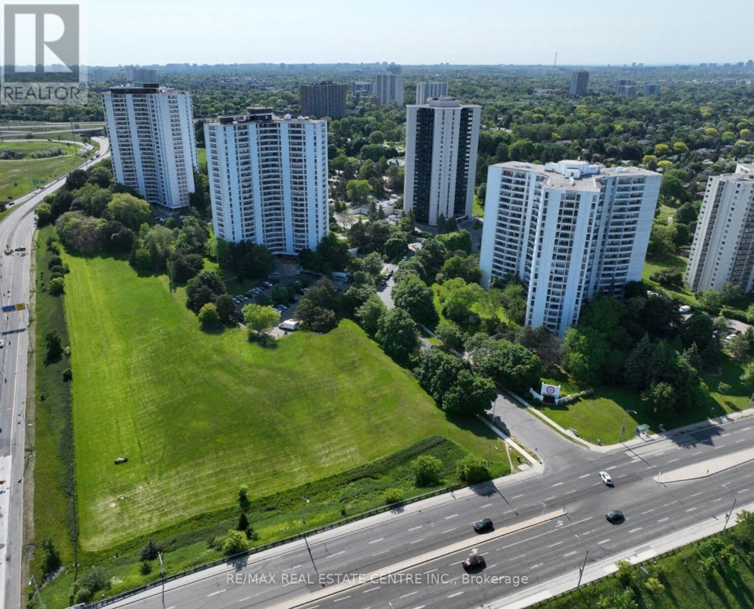 Property Photo:  50 Graydon Hall Drive 2001  ON M3A 3A5 