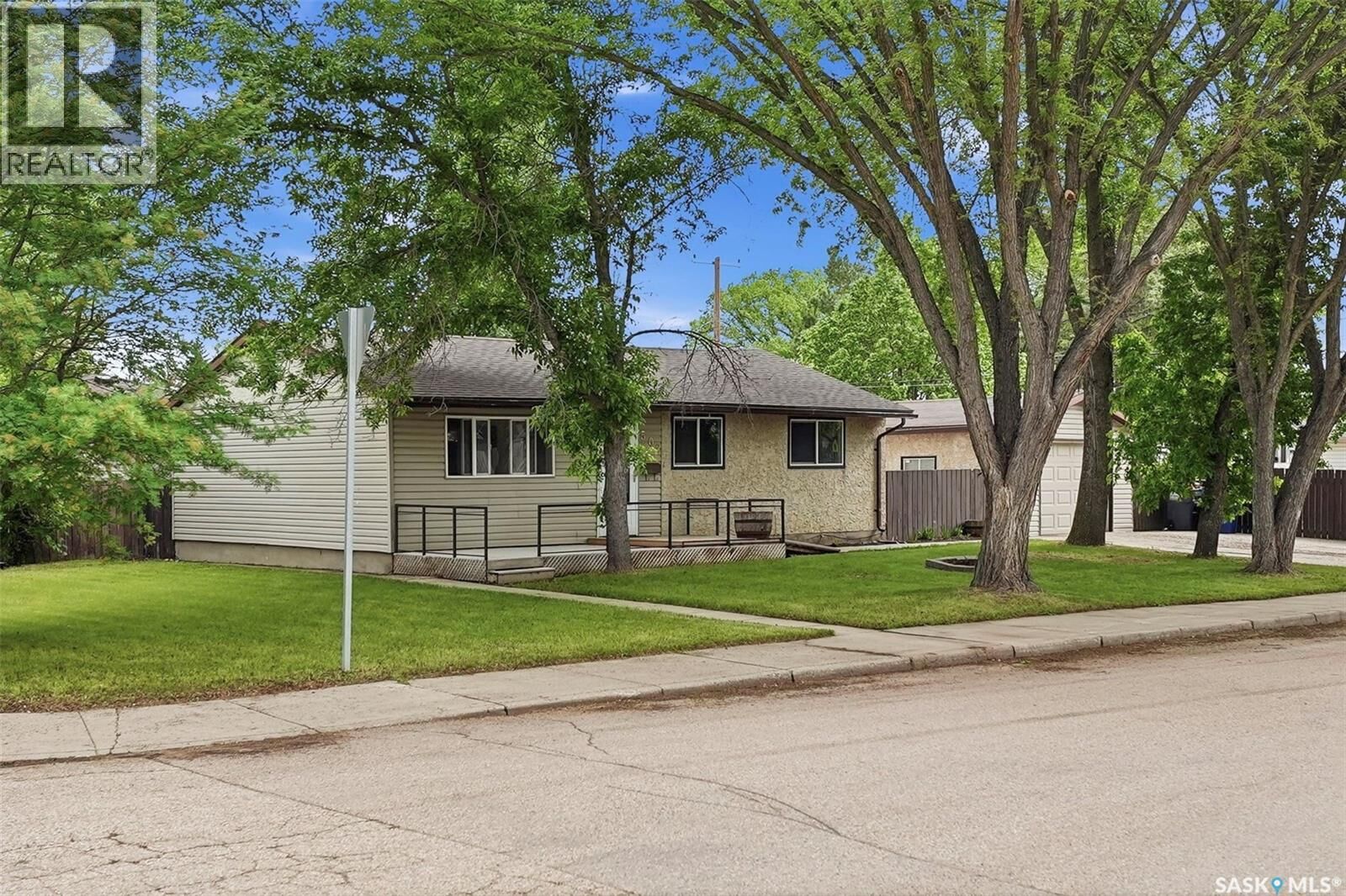 Property Photo:  502 X Avenue N  SK S7L 3K2 