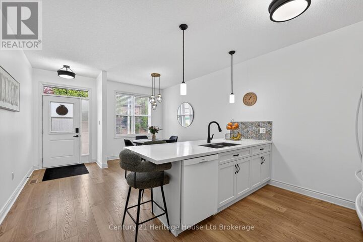 Photo de la propriété:  111 King Street East 9  ON N5C 1G8 