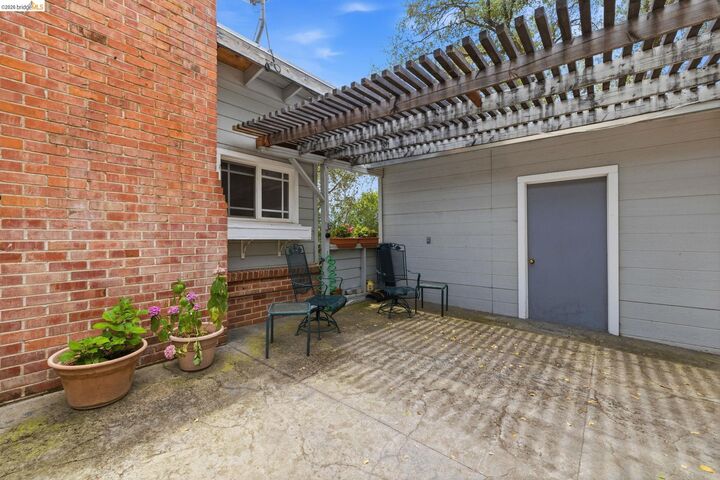 Property Photo:  585 E Jackson St  CA 95370 