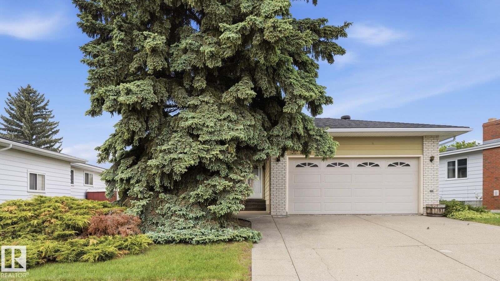 Property Photo: 7408 40 Avenue NW AB T6K 0W9