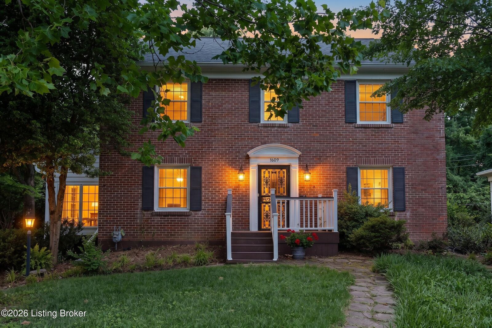 Property Photo:  1609 Trevilian Way  KY 40205 