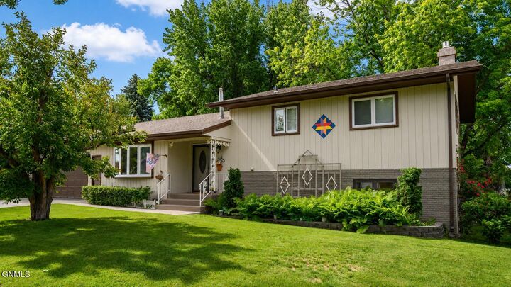 Property Photo:  2009 Grimsrud Drive  ND 58501 