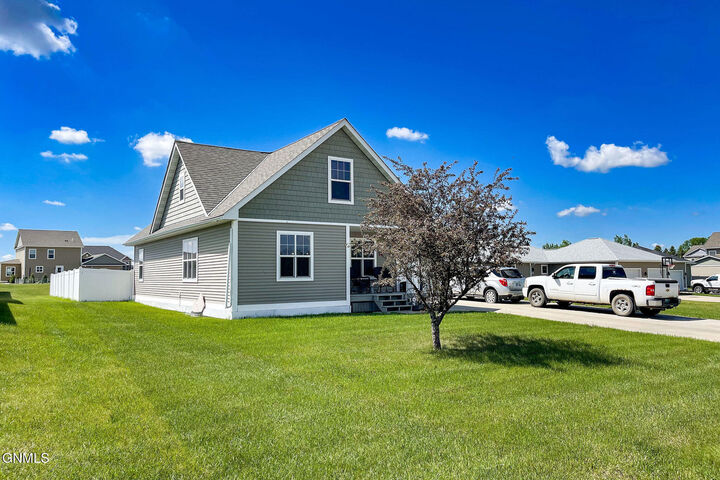 Property Photo: 402 9th Avenue SE ND 58784