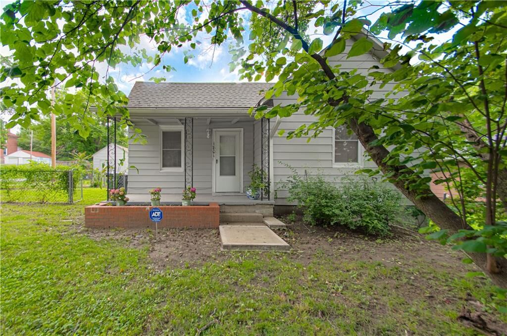 Property Photo: 1801 S Broadway Street KS 66048