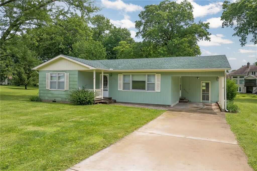 Property Photo:  2707 Tomahawk Road  MO 64601 