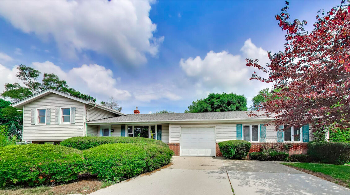 Property Photo: 5455 S Catherine Avenue IL 60525