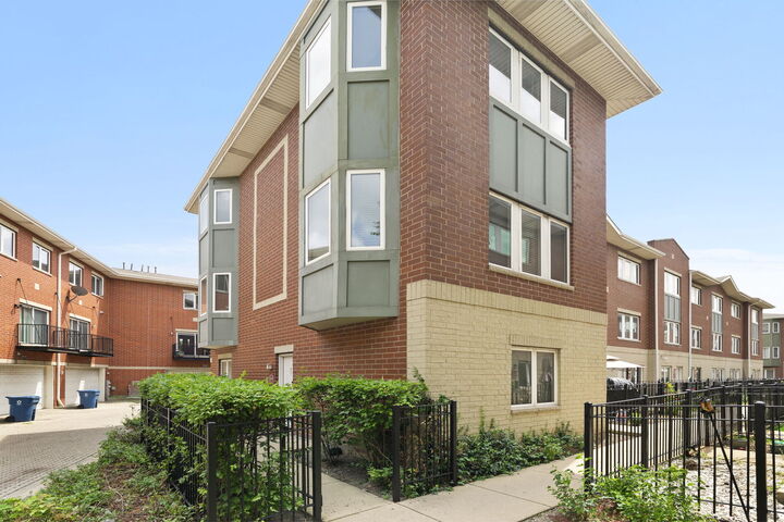 Property Photo: 2403 W 32nd Place IL 60608