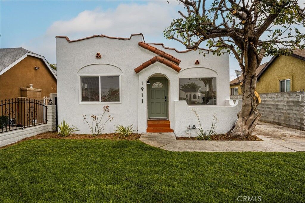 Property Photo: 1911 W 65th CA 90047
