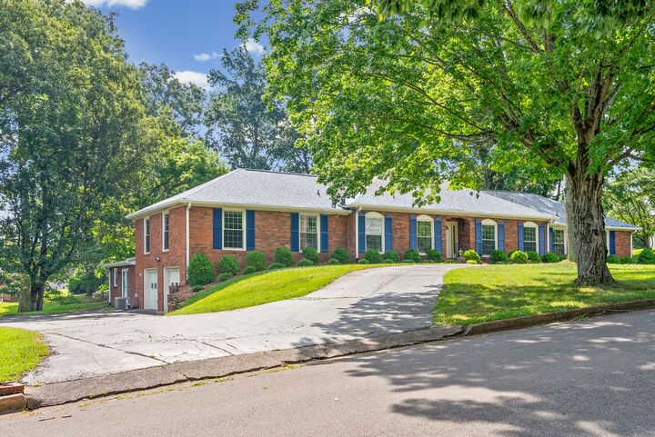 Property Photo: 409 Idlewood Dr TN 37043