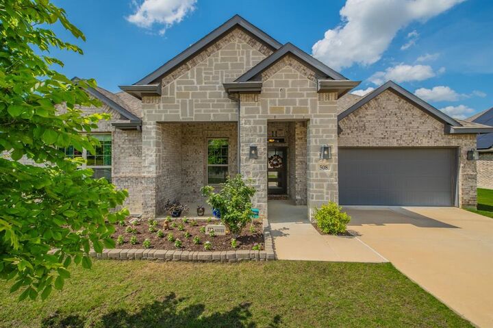 Property Photo:  508 Hillcrest Circle  TX 76247 