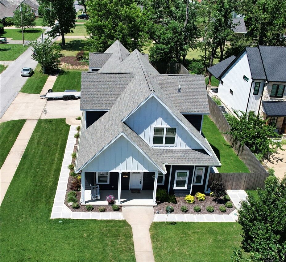Property Photo:  616 NW 2nd Street  AR 72712 