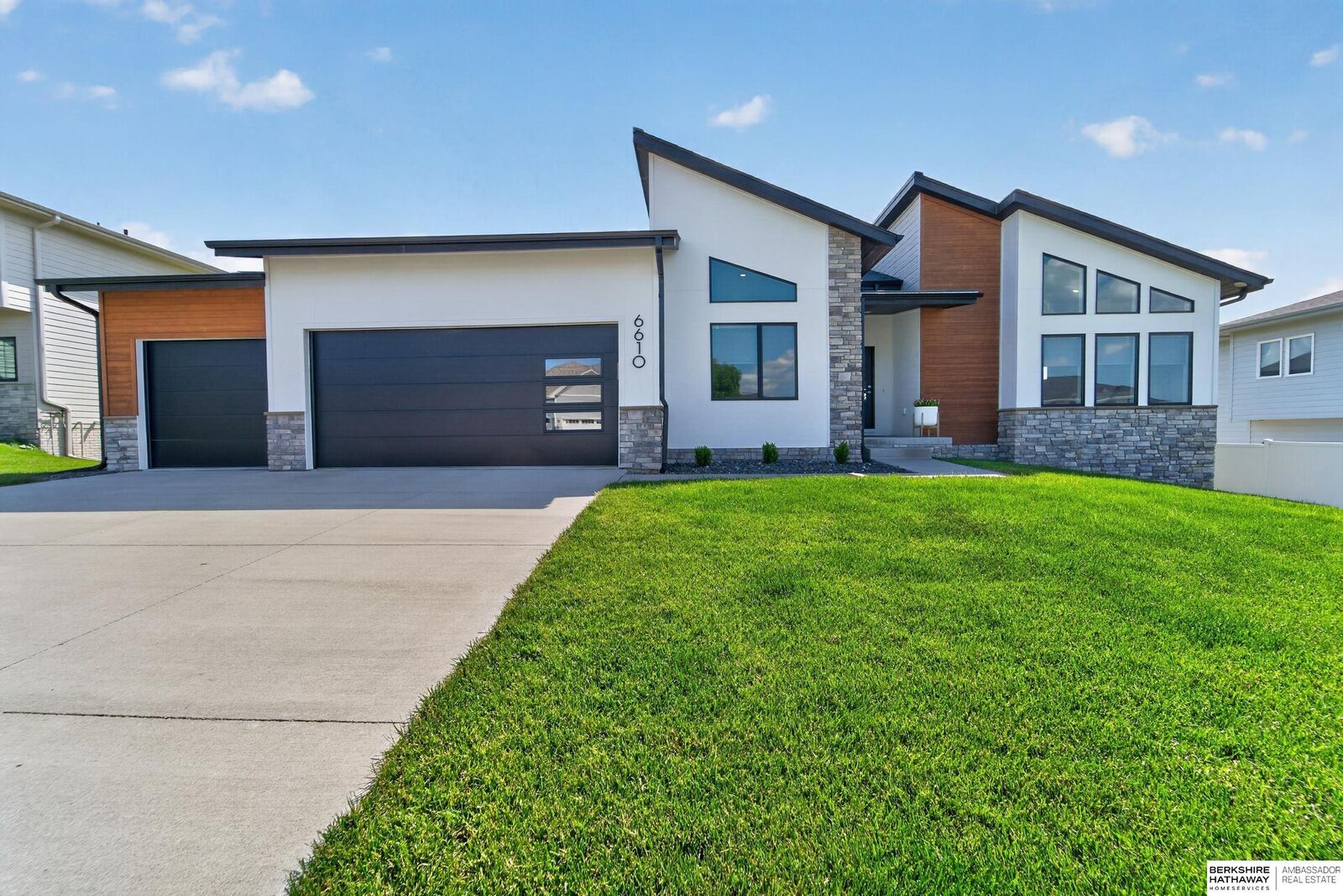 Property Photo: 6610 S 209 Street NE 68022