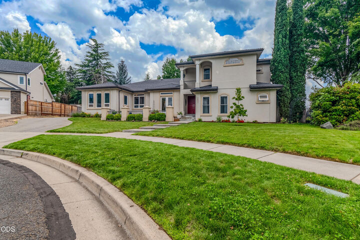 Property Photo:  2401 Fox Run  OR 97504 