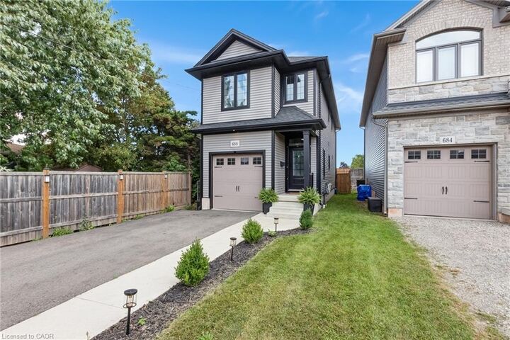 688 Dunn Avenue — photo 1