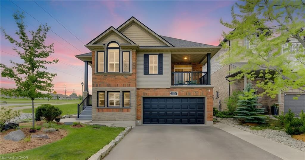 Property Photo: 725 Zurich Drive ON N2V 2V4