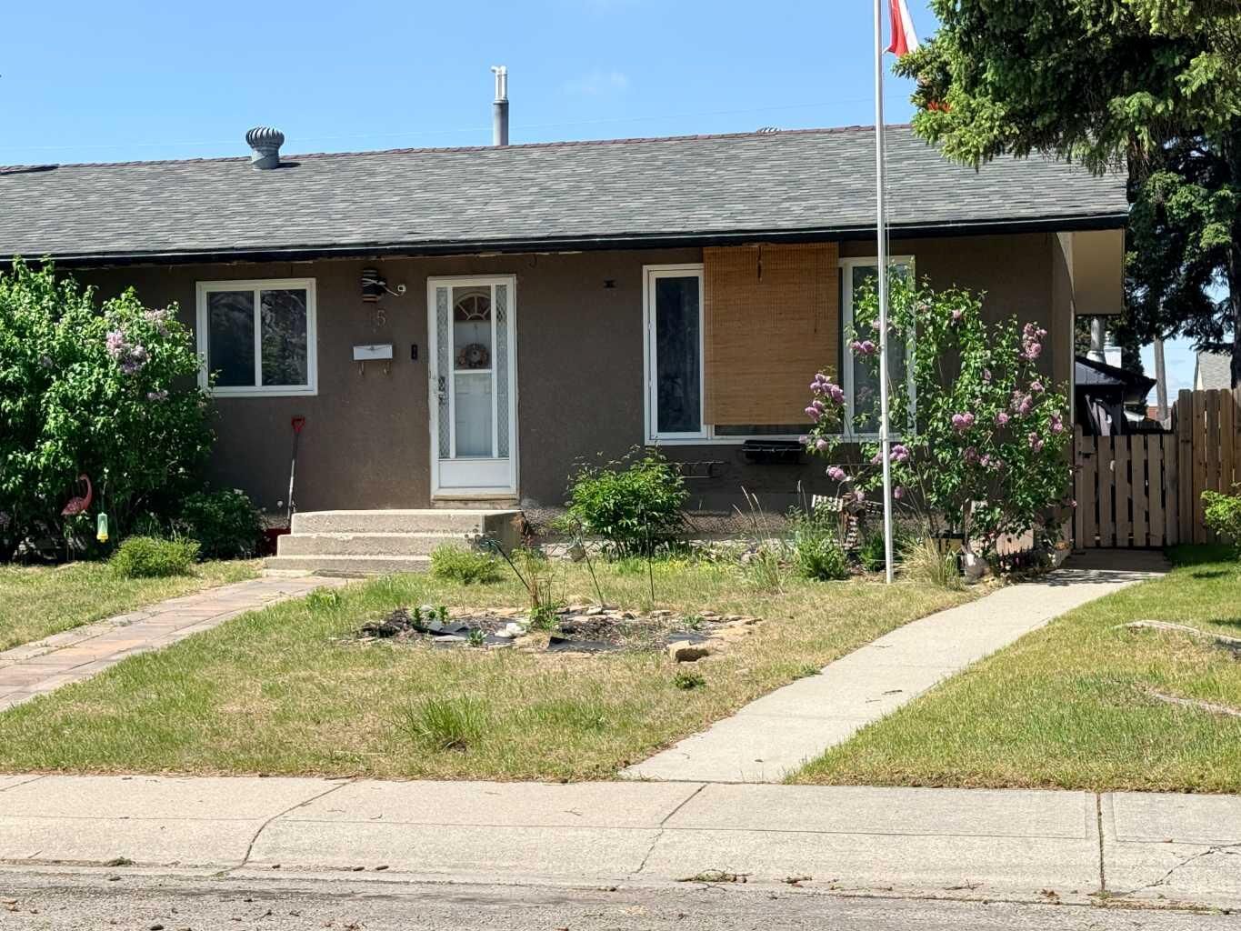 Property Photo:  15 Mardale Crescent NE  AB T2A 3V4 