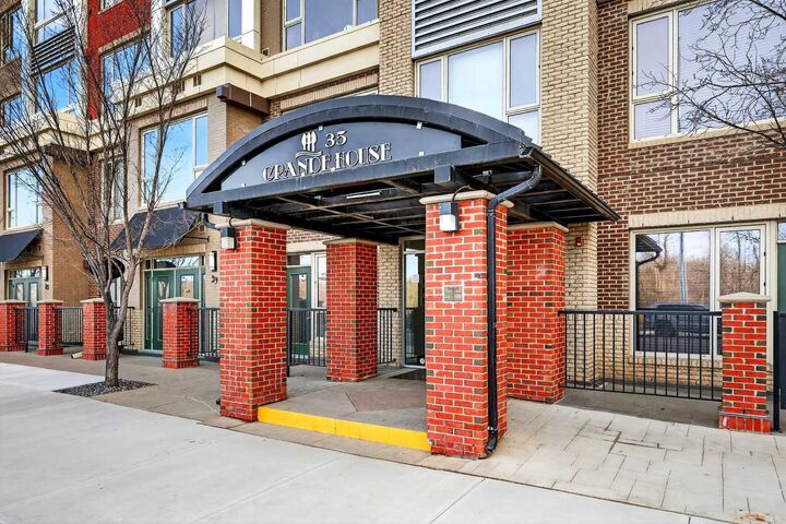 Property Photo:  35 Inglewood Park SE 404  AB T2G 1B5 