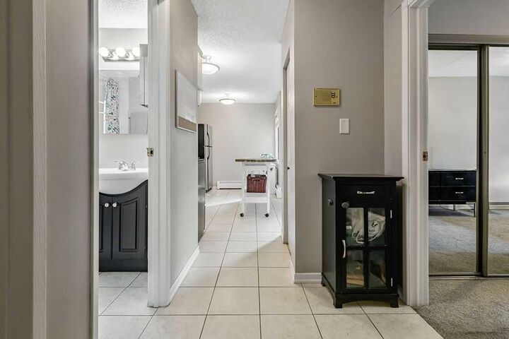 Property Photo: 618 2 Avenue NW 201 AB T2N 0E1