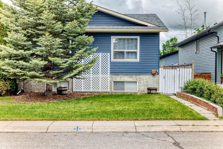 Property Photo: 35 Green Meadow Crescent AB T1P 1H4