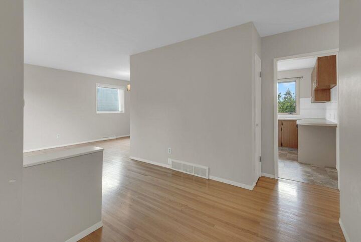Property Photo:  3136 46 Street SW  AB T3E 3W8 