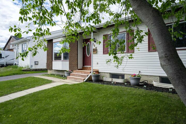 Property Photo:  210 Leigh Crescent  AB T9K 1N4 